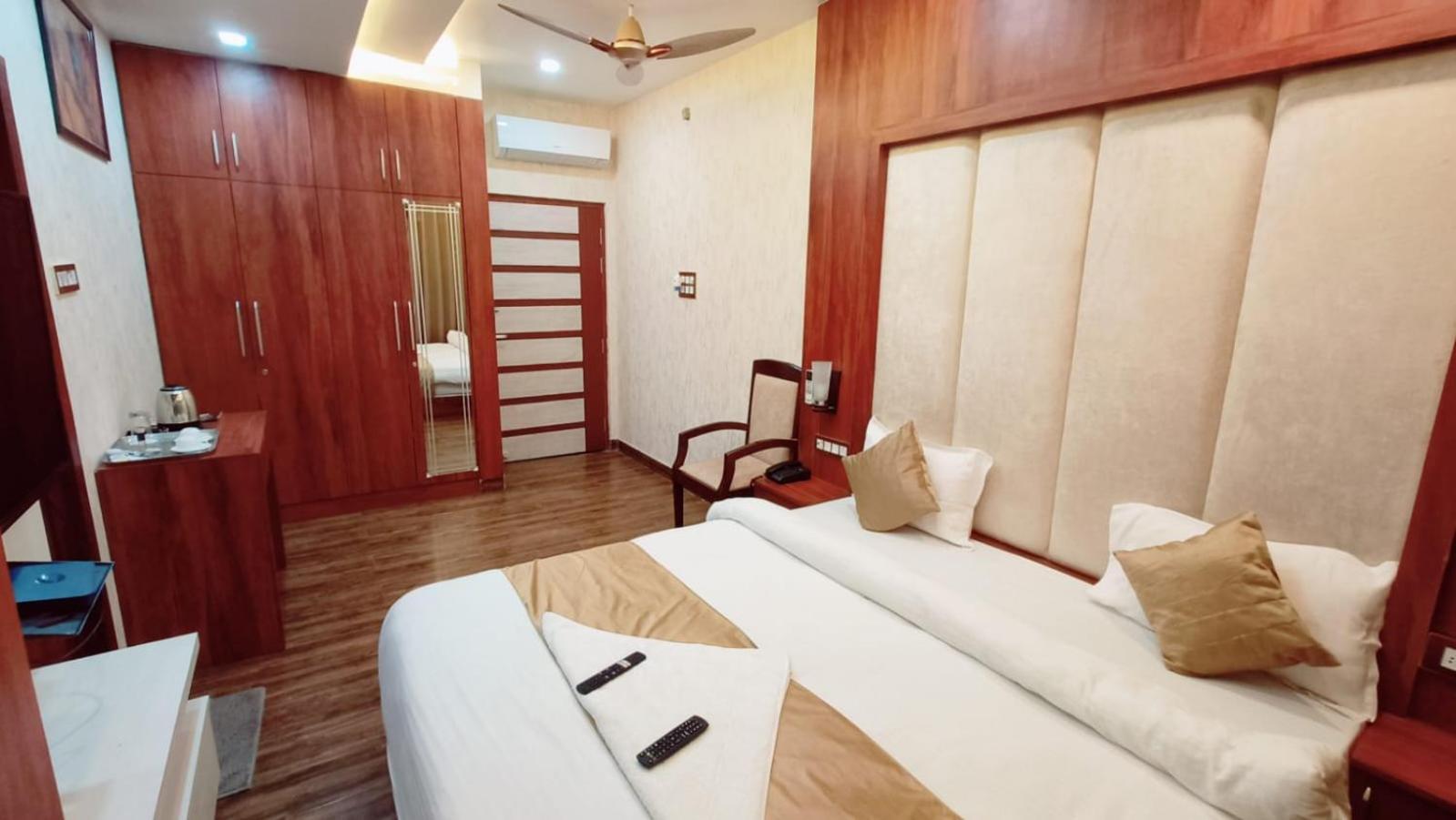 V Square Airport Hotel Lucknow Exterior photo