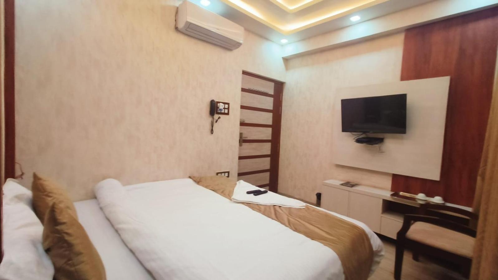 V Square Airport Hotel Lucknow Exterior photo