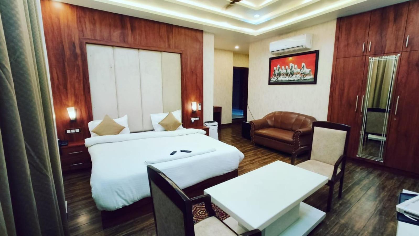 V Square Airport Hotel Lucknow Exterior photo